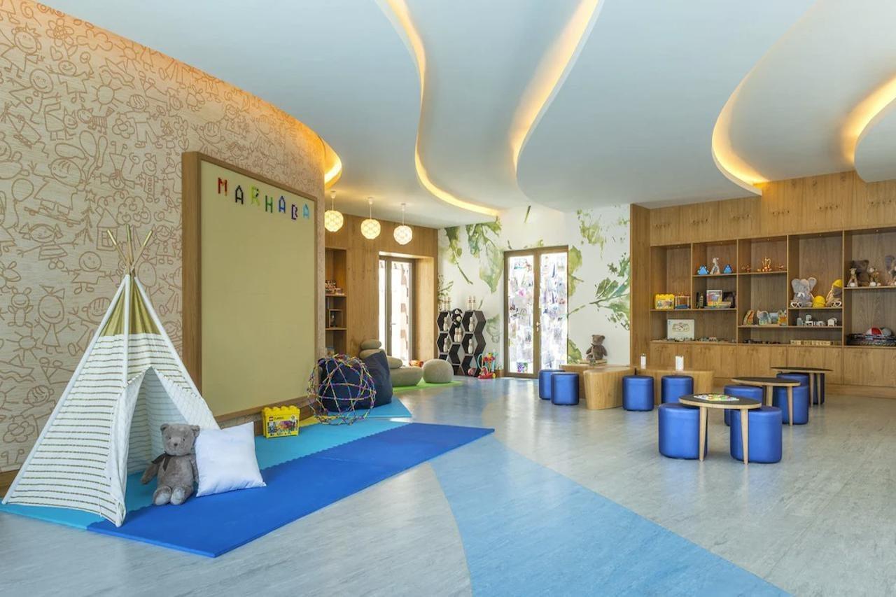 V Dubai, Curio Collection By Hilton