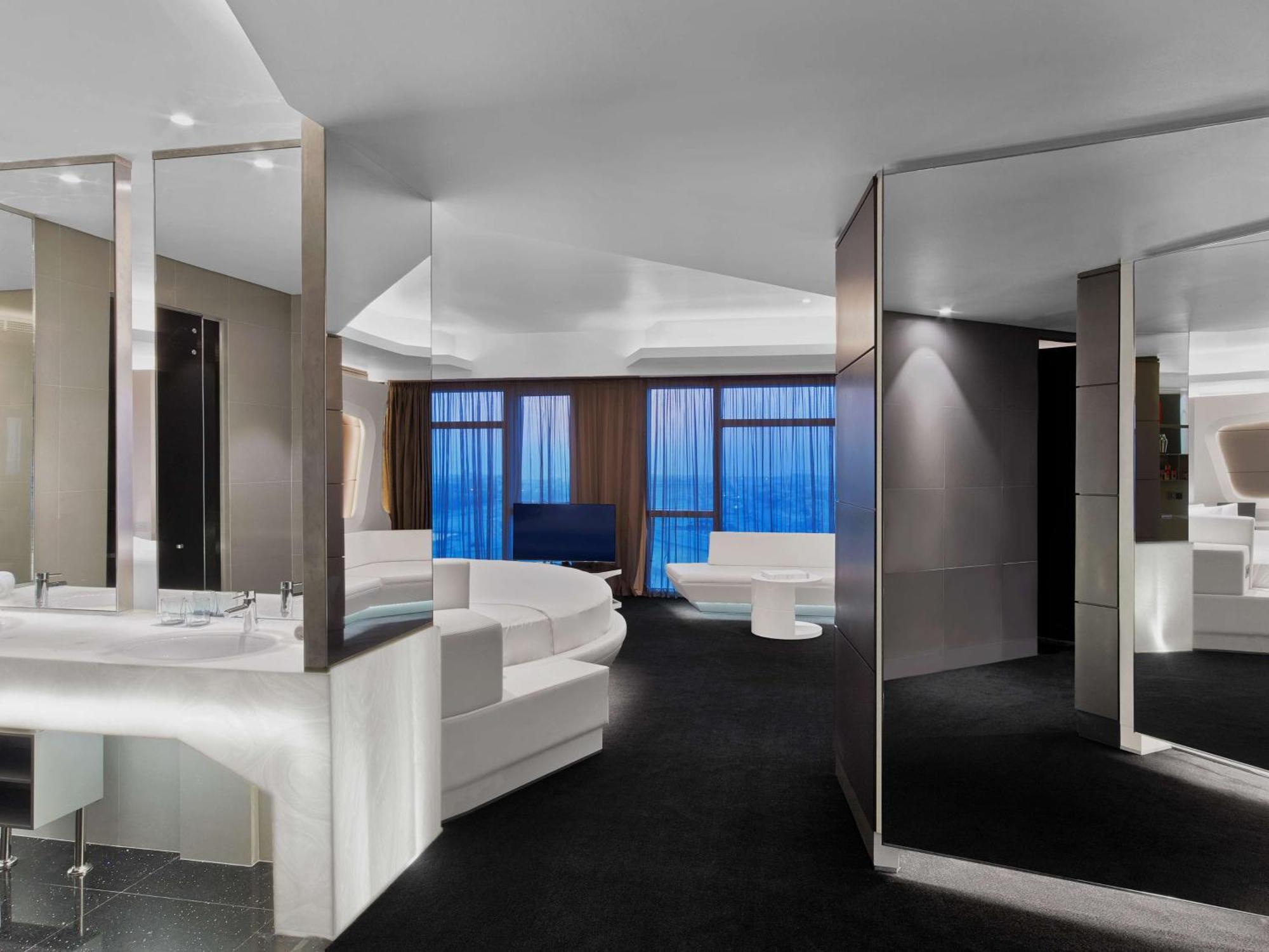 V Dubai, Curio Collection By Hilton Hotel