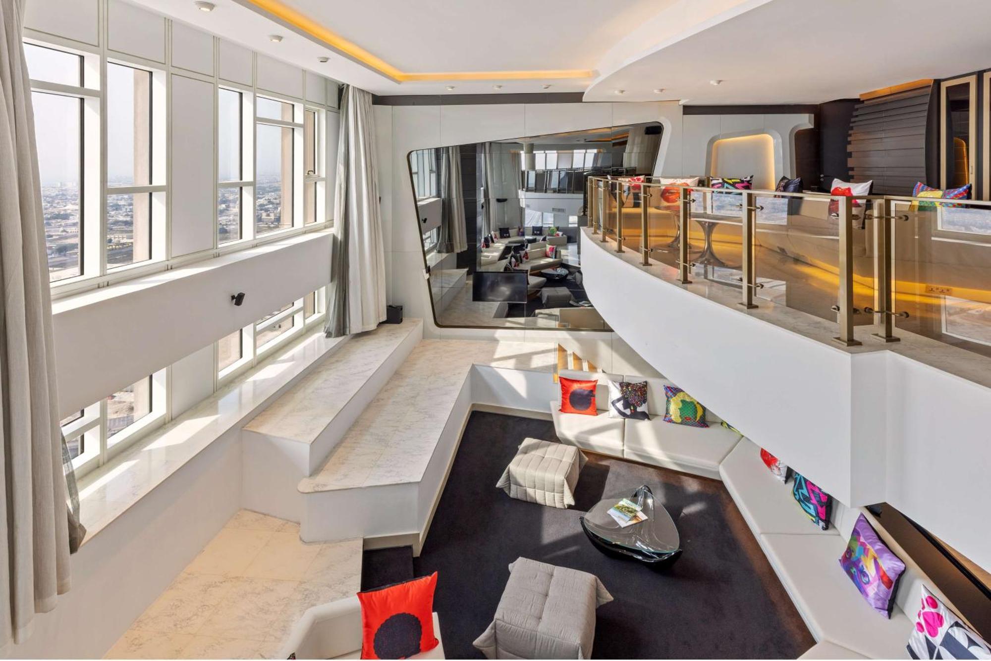 V Dubai, Curio Collection By Hilton Dubai